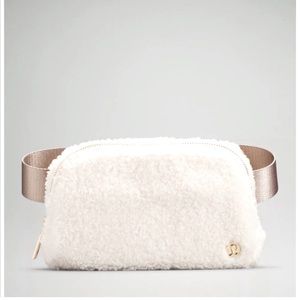 Lululemon Everywhere Belt Bag Sherpa Cream BNWT